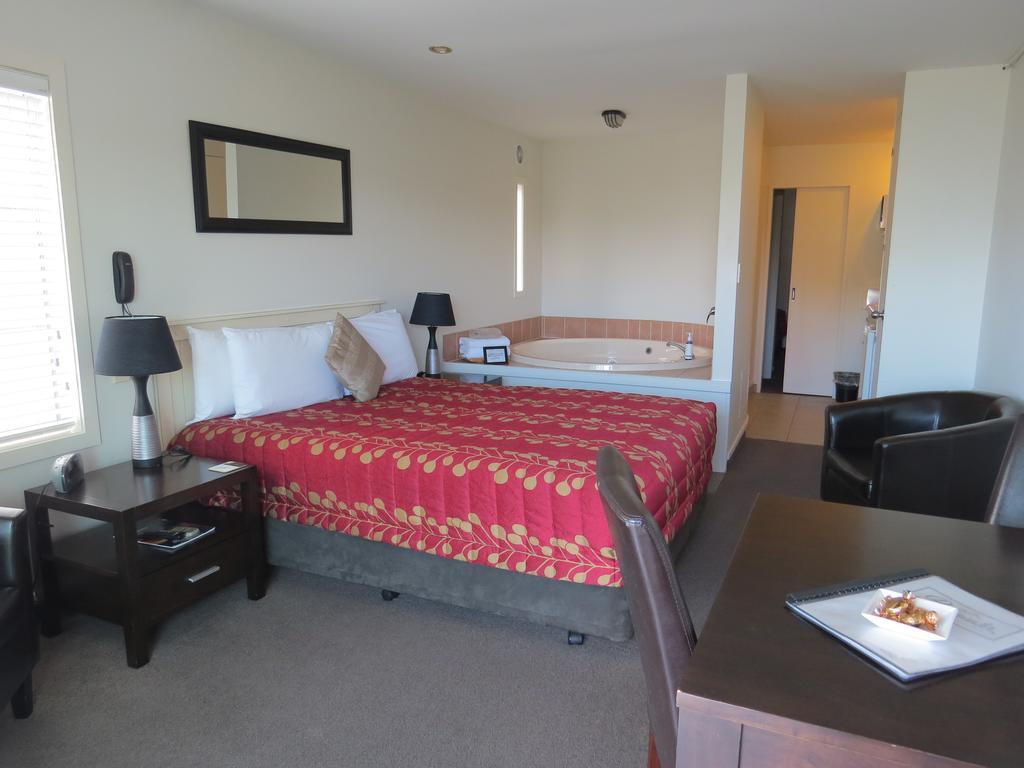 Baywater Lakeview Motel Taupo Exterior photo